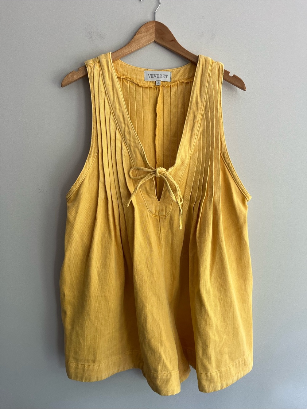 VEVERET Yellow Pleated Sleeveless Front Tie Romper Medium